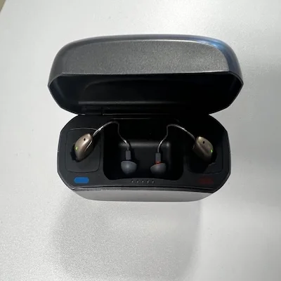 Jabra Enhance Select 500 hearing aids in their charging case